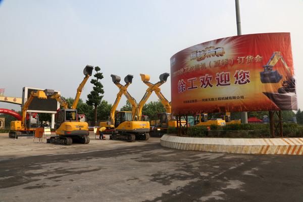 路友公司—2013年天博官方(中国)总部挖掘机订货会外景