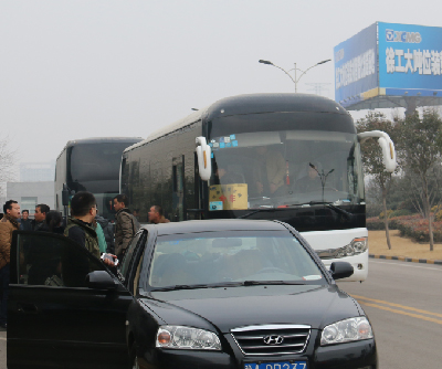 铲运客户乘坐河南路友班车到达天博官方(中国)总部厂家