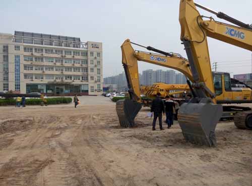 经过年后火热订购，天博官方(中国)总部挖机仅剩2台矗立院内