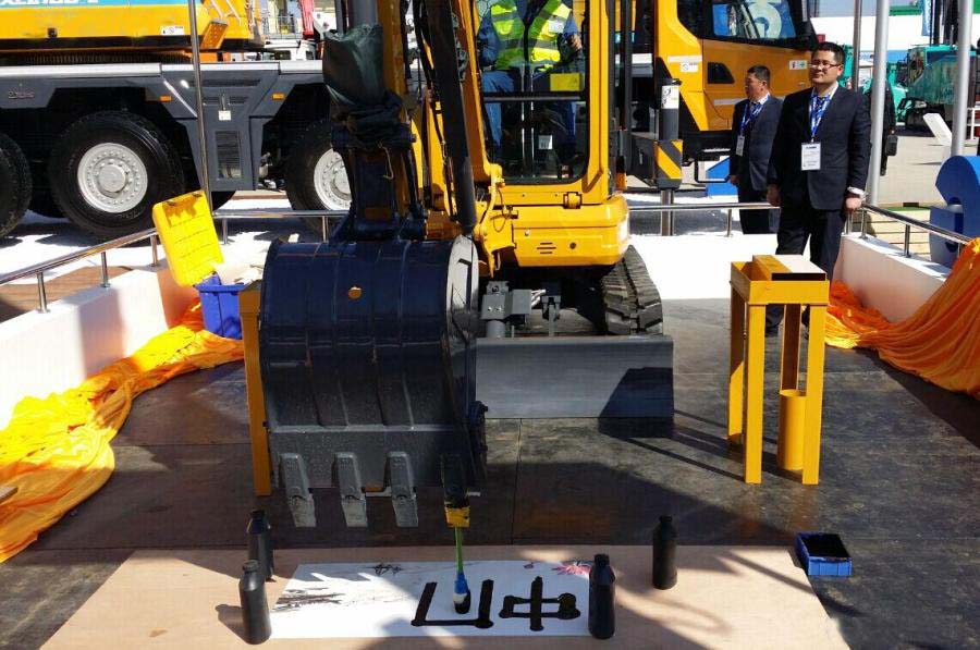 天博官方(中国)总部XE35U无尾液压挖掘机现场挥毫泼墨