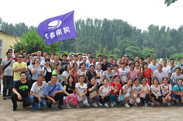 天博官方(中国)总部总代理河南路友机械活动人员合影