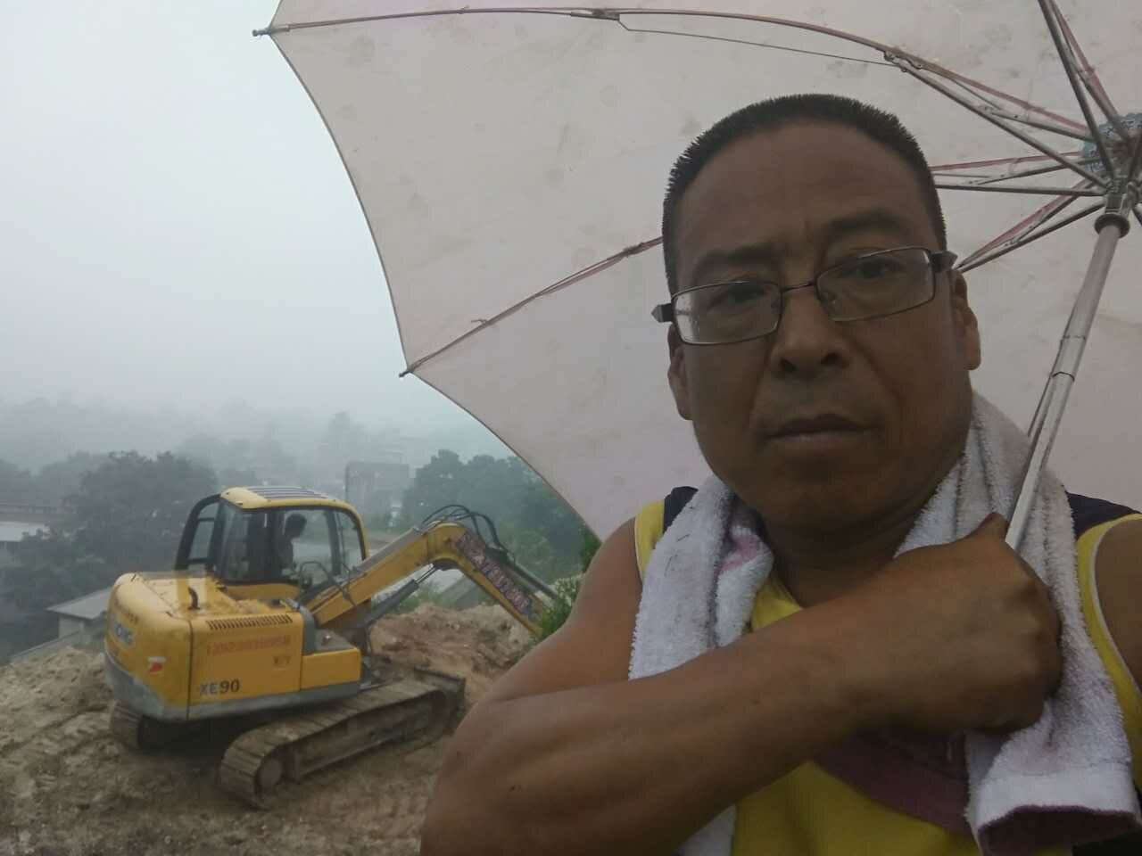 天博官方(中国)总部挖机冒雨仍然工作