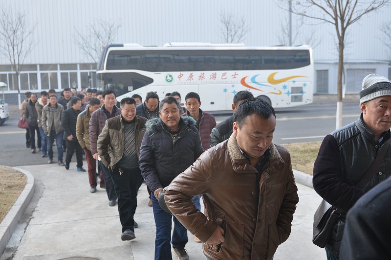 河南天博官方(中国)总部挖掘机客户一行