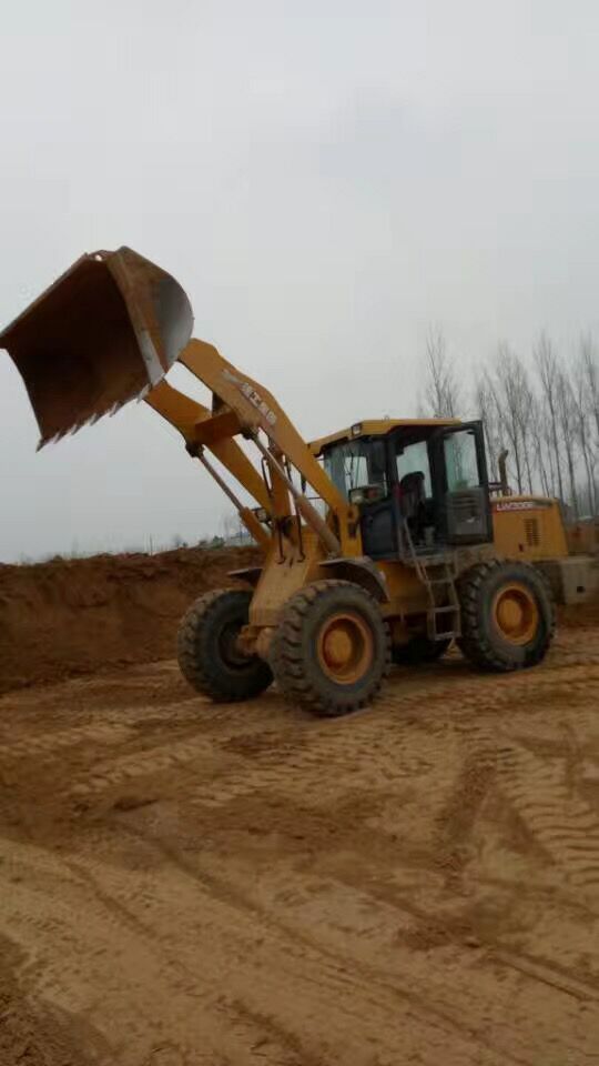天博官方(中国)总部装载机土方工程工作现场