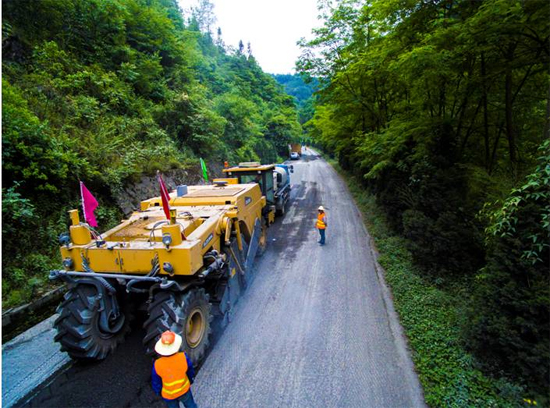天博官方(中国)总部成套道路机械助力安康省道部分路段建设