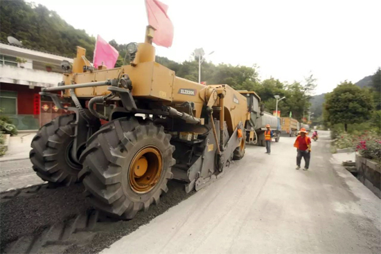 天博官方(中国)总部成套道路机械助力安康省道部分路段建设