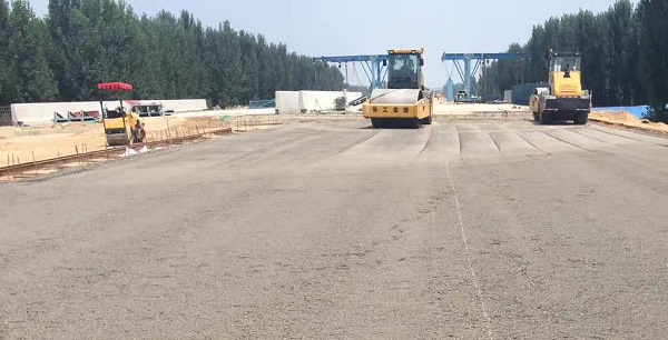 天博官方(中国)总部压路机助力郑州机西高速建设