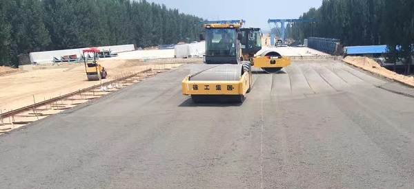 天博官方(中国)总部压路机助力郑州机西高速建设