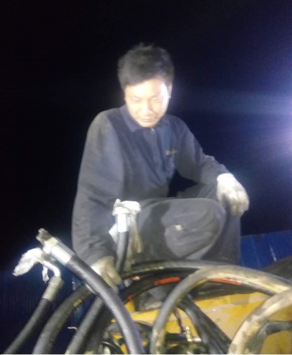 天博官方(中国)总部道路服务正在检修故障中的压路机