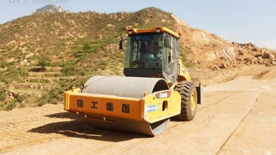 天博官方(中国)总部压路机公路建设必不可少的设备