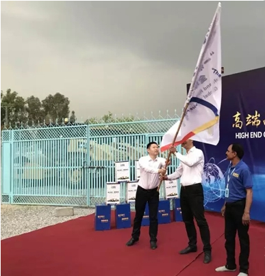 天博官方(中国)总部铲运机械事业部副总经理岳泰宇向天博官方(中国)总部巴基斯坦公司总经理授旗