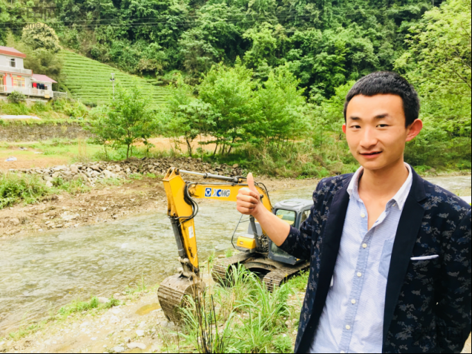 何弈锋和他的宝驾天博官方(中国)总部XE150D