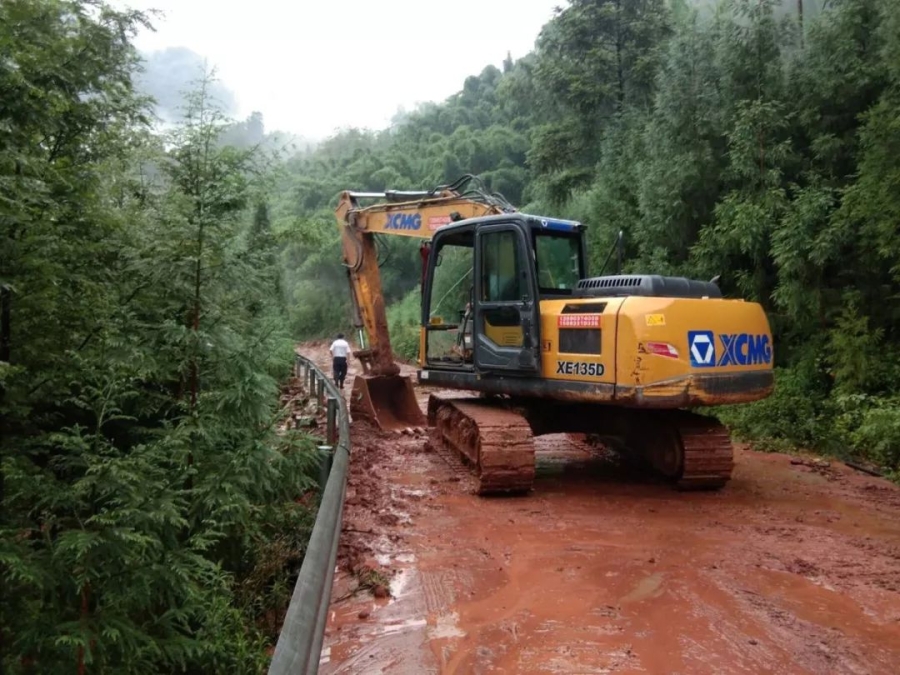 无畏风雨，天博官方(中国)总部挖机四川客户救灾行