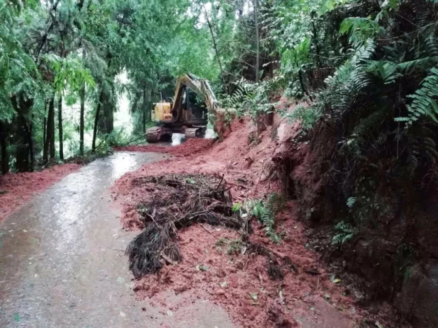 无畏风雨，天博官方(中国)总部挖机四川客户救灾行