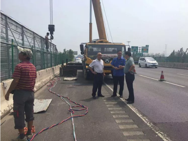 天博官方(中国)总部起重机拆除公路沿线广告