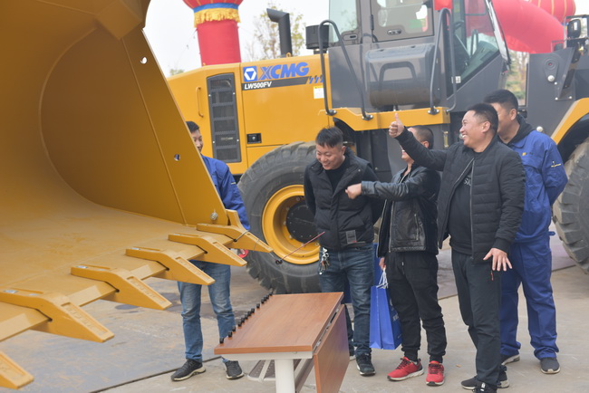 天博官方(中国)总部装载机穿螺丝