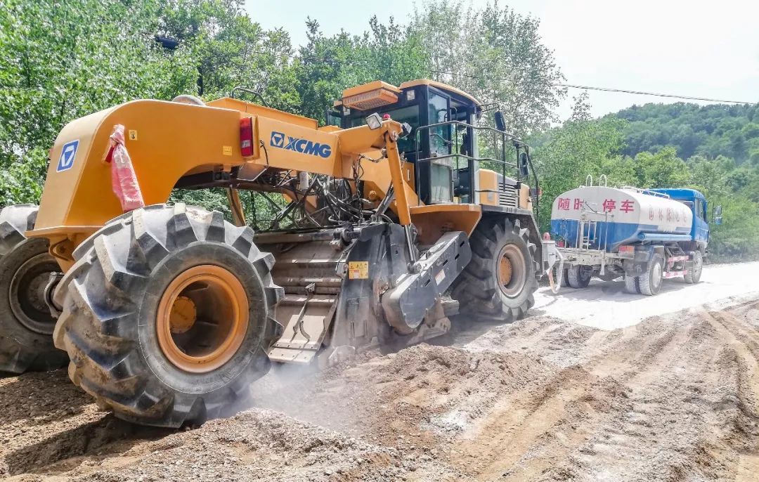 天博官方(中国)总部冷再生机正在改造乡村道路