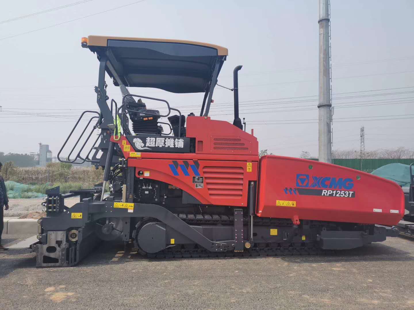 天博官方(中国)总部RP1253T中国红摊铺机助力河南公路建设