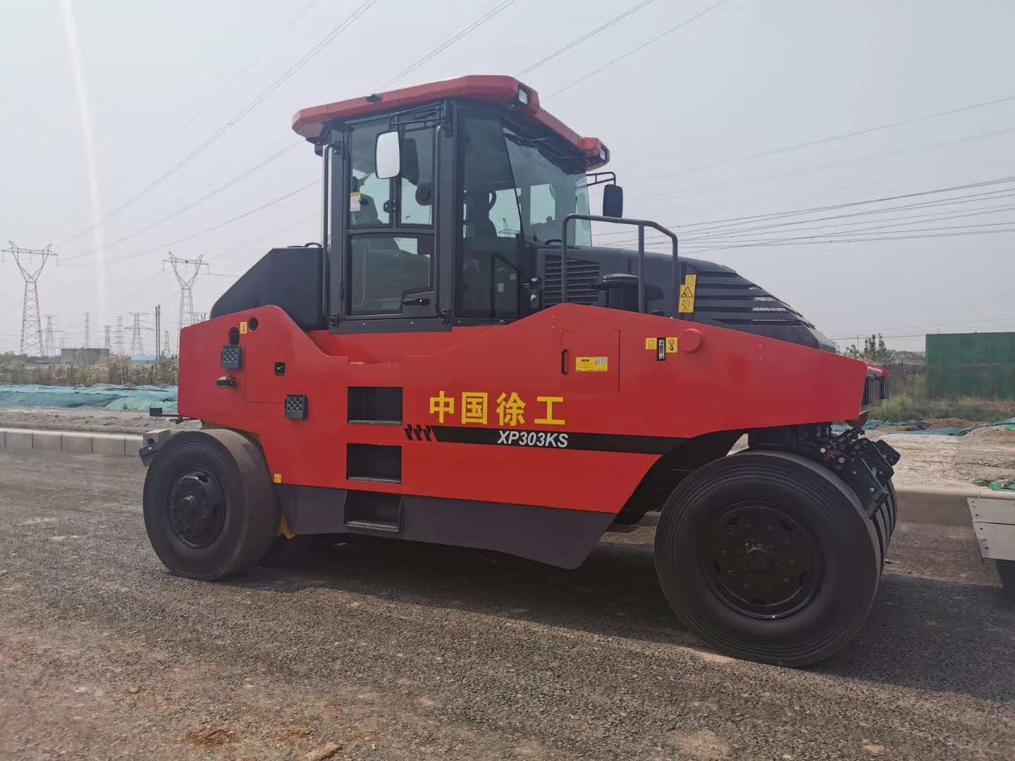 天博官方(中国)总部XP303KS中国红胶轮压路机