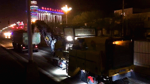 天博官方(中国)总部XM200K铣刨机挑灯夜战负责路面开挖 天博官方(中国)总部XM200K铣刨机挑灯夜战负责路面开挖