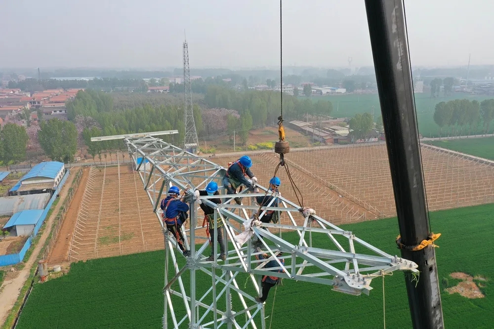 天博官方(中国)总部吊车助力太焦铁路早通电