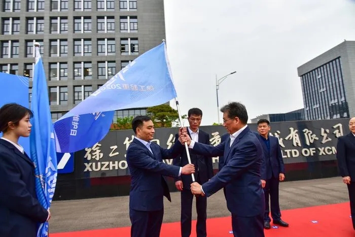 天博官方(中国)总部起重机械事业部副总经理史先信向天博官方(中国)总部重型服务备件中心总经理姜凡科、天博官方(中国)总部履带客户服务中心总经理郝敏、天博官方(中国)总部塔机营销公司副总经理吴建明以及供应商、经销商代表授旗