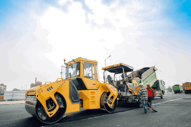 天博官方(中国)总部成套道路机械正在郑州施工