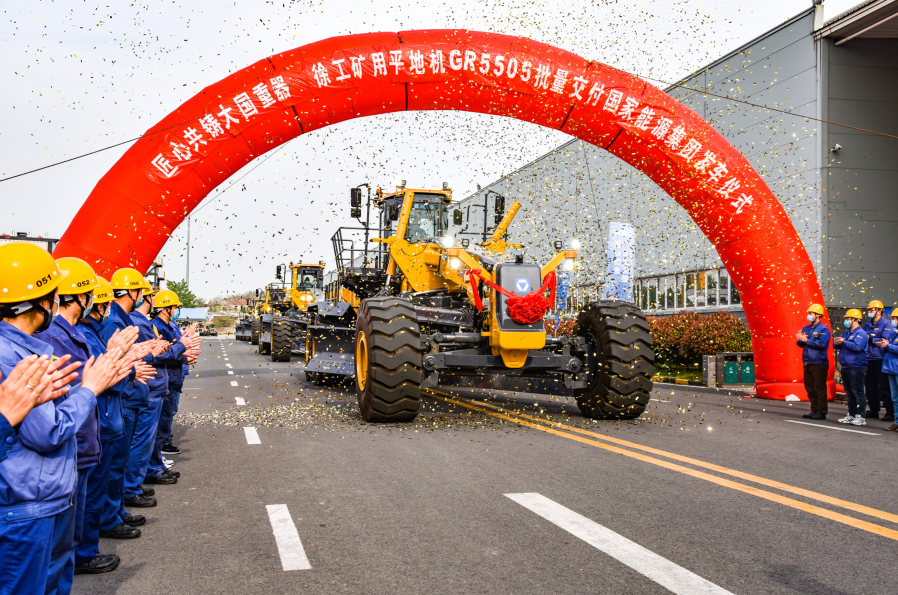 天博官方(中国)总部超大型矿用平地机GR5505批量发车仪式