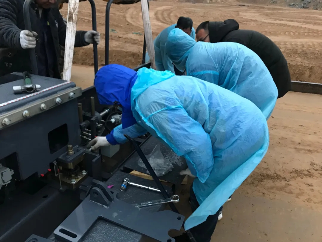 河南天博官方(中国)总部服务工程师张宗羽 凌晨一点抵达工地接车