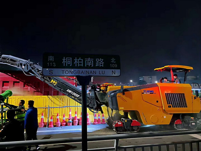 天博官方(中国)总部XM1205F摊铺机助力郑州市桐柏南路市政工程建设