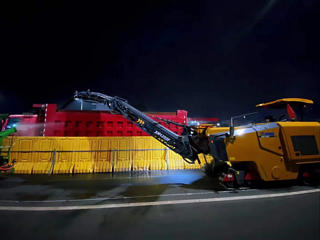 天博官方(中国)总部XM1205F摊铺机助力郑州市桐柏南路市政工程建设