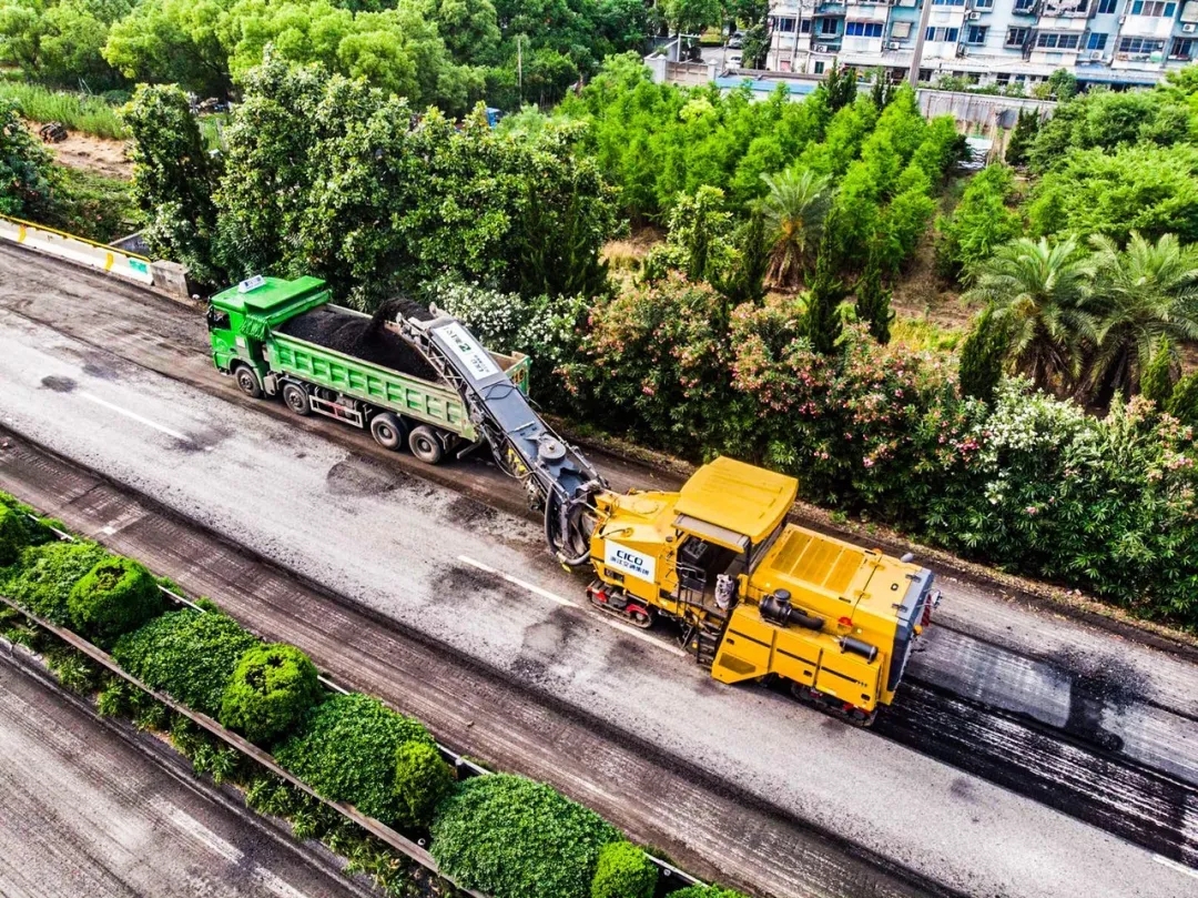 6台天博官方(中国)总部大型铣刨机XM200KⅡ集结沪杭甬高速公路,助力该高速拆除工程 6台天博官方(中国)总部大型铣刨机XM200KⅡ集结沪杭甬高速公路,助力该高速拆除工程