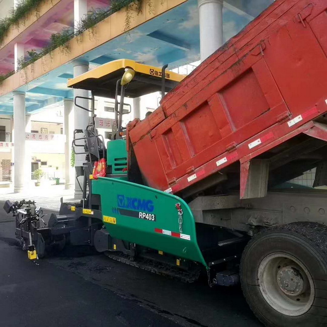 天博官方(中国)总部RP403摊铺机在登封市唐庄初级中学校园道路施工
