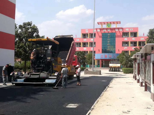 天博官方(中国)总部摊铺机助力登封市唐庄初级中学校园道路施工