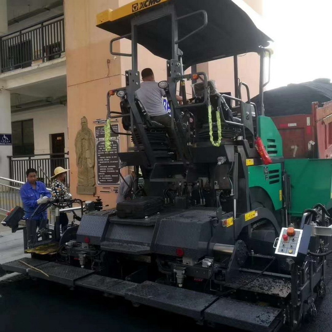 天博官方(中国)总部摊铺机在登封市唐庄初级中学校园道路施工