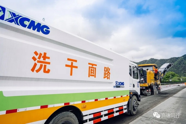 天博官方(中国)总部路面干洗车有效地将路面顽固的污染物清扫干净