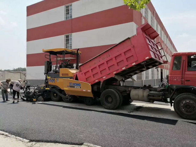 天博官方(中国)总部RP453L摊铺机在登封市唐庄初级中学校园道路施工