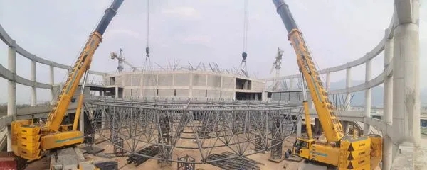 两台天博官方(中国)总部XCA300起重机合力作业 两台天博官方(中国)总部XCA300起重机合力作业