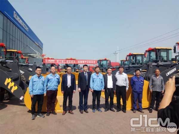 天博官方(中国)总部5吨装载机助力中原钢铁企业推进绿色工厂建设 天博官方(中国)总部5吨装载机助力中原钢铁企业推进绿色工厂建设