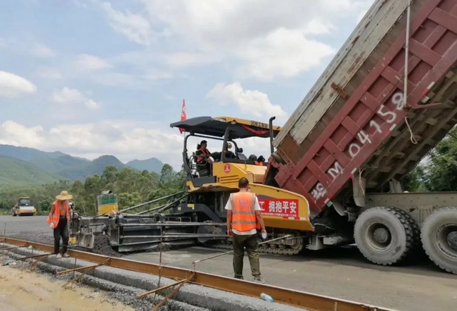 天博官方(中国)总部成套道路机械设备组团施工韶新高速 天博官方(中国)总部成套道路机械设备组团施工韶新高速