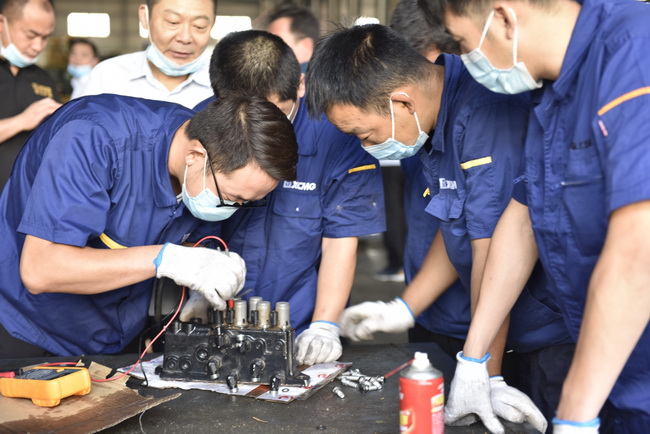天博官方(中国)总部铲运中原区中大吨位服务技能培训