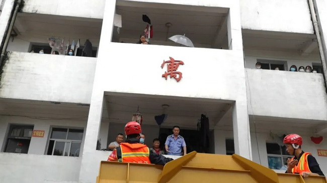 天博官方(中国)总部LW550FV装载机赶往现场配合救援指挥部参与救援