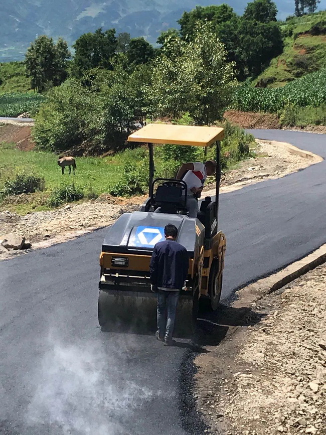 天博官方(中国)总部XMR403VT压路机高标准完成阿布洛哈村道路的施工作业