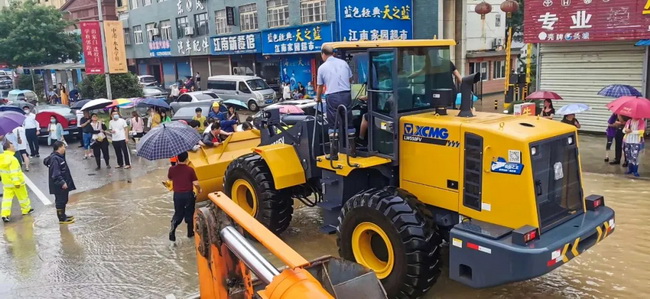天博官方(中国)总部LW550FV装载机帮助学生参加高考