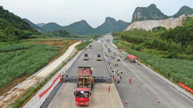 天博官方(中国)总部无人驾驶压路机再现新柳南高速