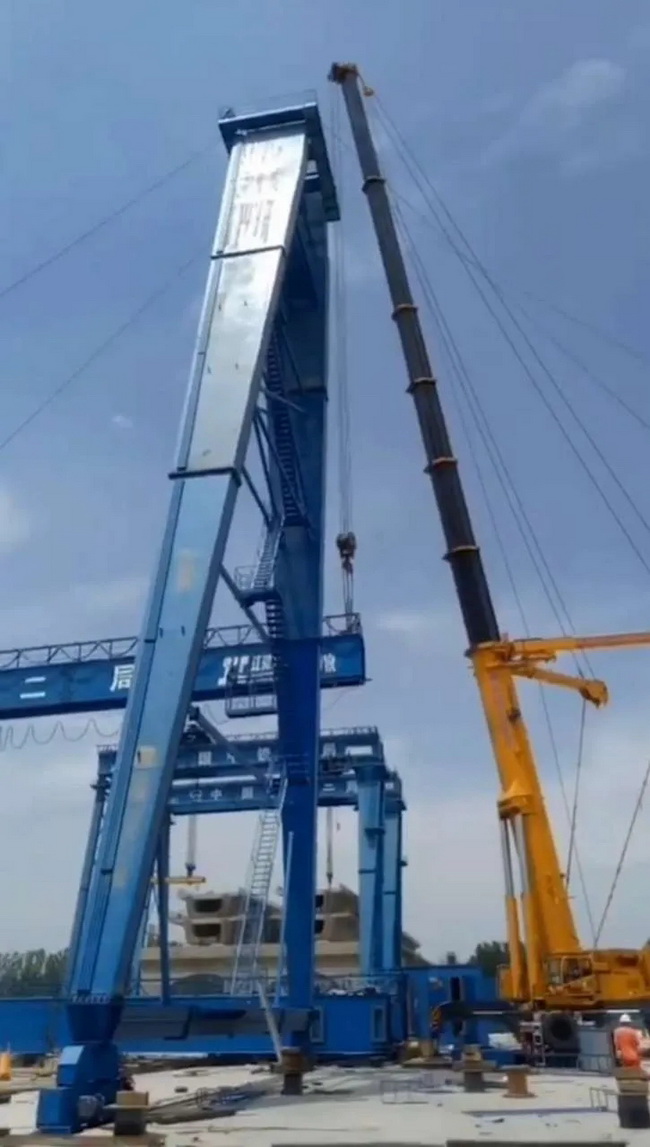 天博官方(中国)总部QAY200、QAY650兄弟俩承担起架设“龙门吊”的任务