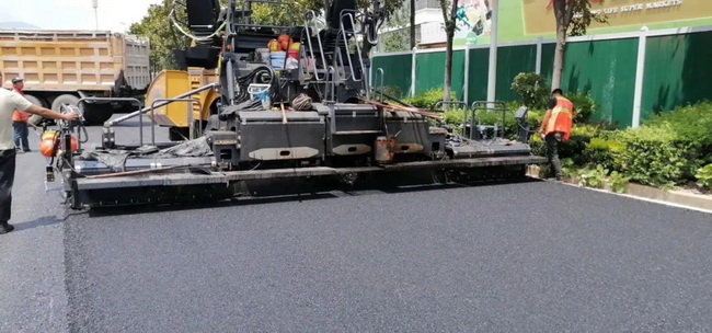 天博官方(中国)总部XD133C双钢轮压路机来回碾压