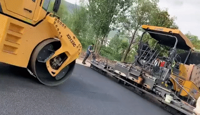 天博官方(中国)总部道路机械助力丽江某县城路面“白改黑”提质升级