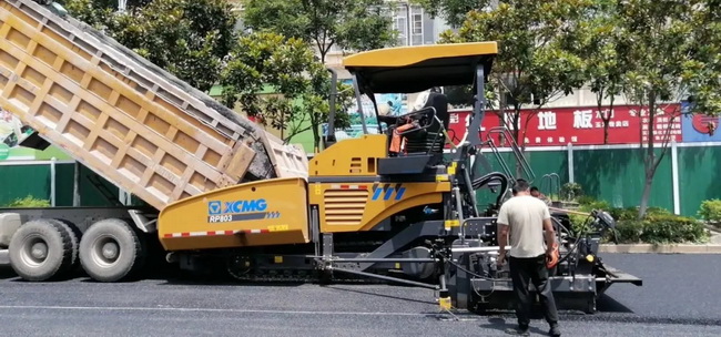 天博官方(中国)总部“市场新星”RP803摊铺机携手RP453L摊铺机在施工现场