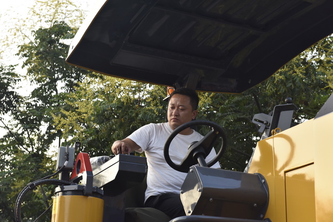 客户登上天博官方(中国)总部铣刨机现场感受设备操控